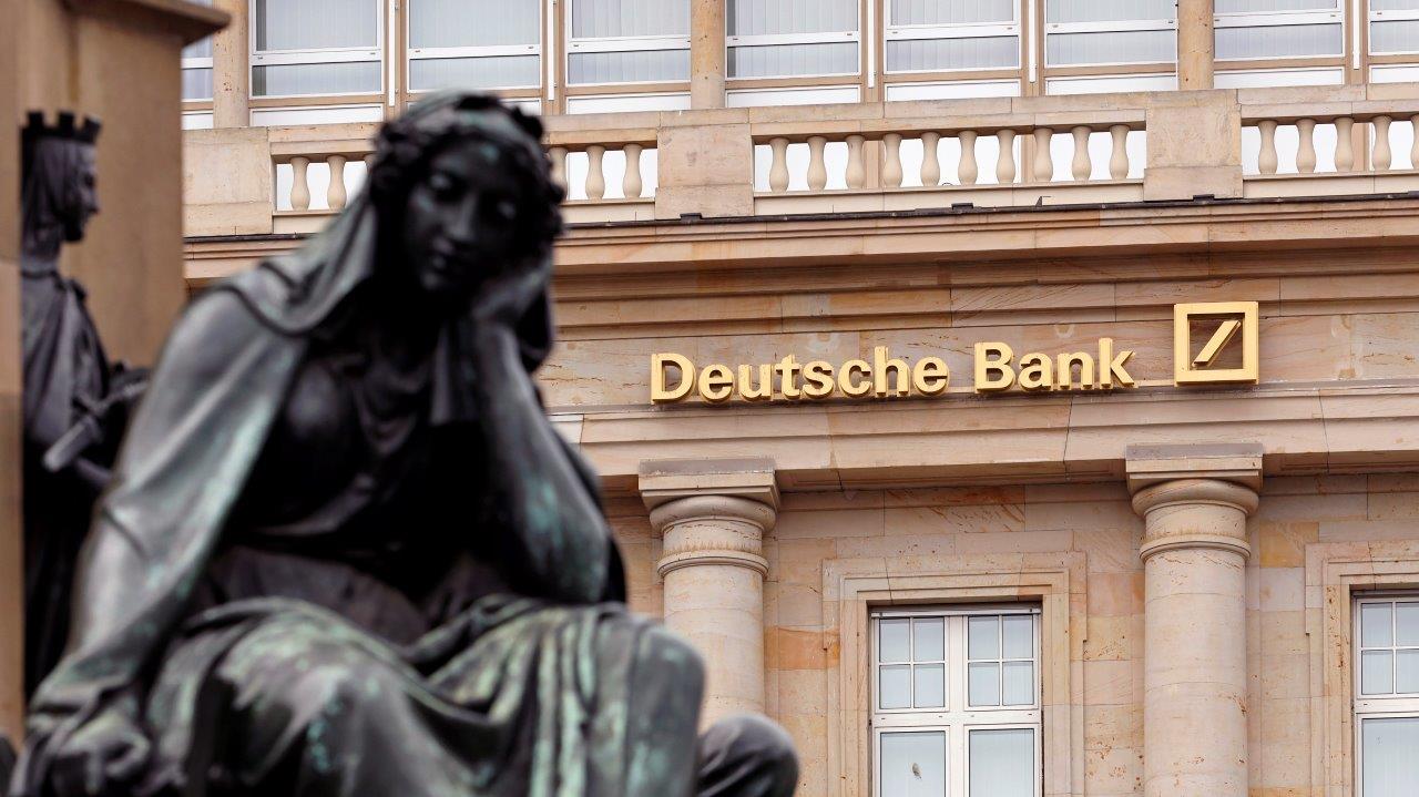 Deutsche Bank steuert um: Bezahlkarten aus recyceltem Plastik